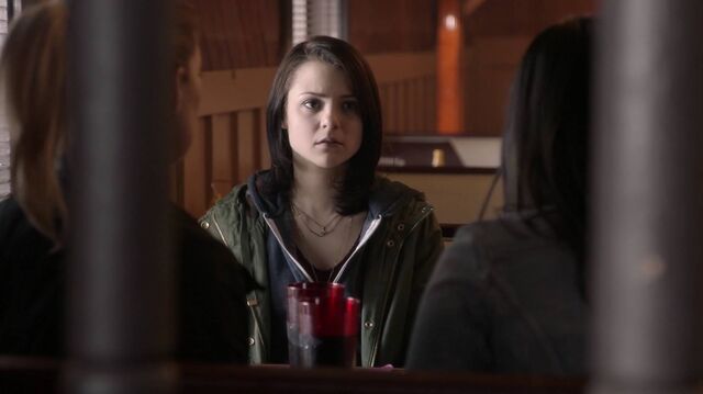 File:2x01 92 Elizabeth, Carter, Lori.jpg