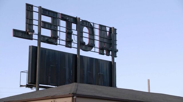 File:2x01 29 Motel.jpg