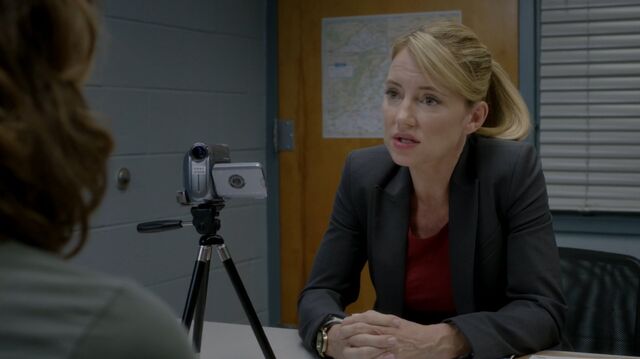 File:1x02 50 Max, Elizabeth.jpg