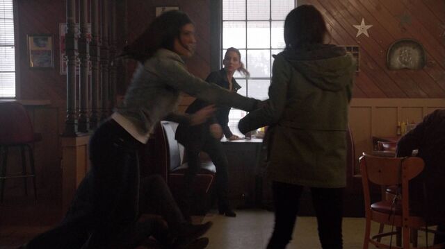 File:2x01 97 Kyle, Lori, Elizabeth, Carter.jpg