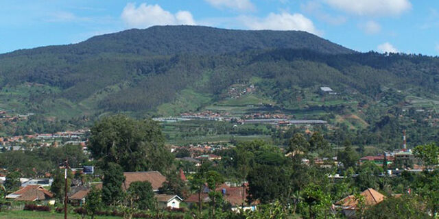 File:Gunung Tangkupan Perahu.jpg