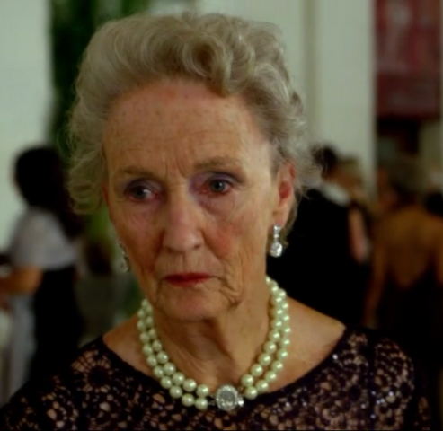 File:4 - elderly Gloria Carlyle.png