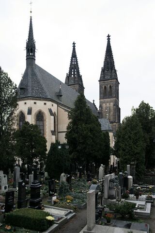 Arquivo:Vysehrad cemetery church.jpg