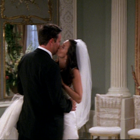 File:MonicaChandlerKiss-8x01.png