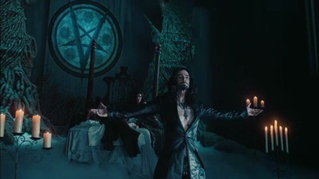 File:Peter Doing His Show.jpg