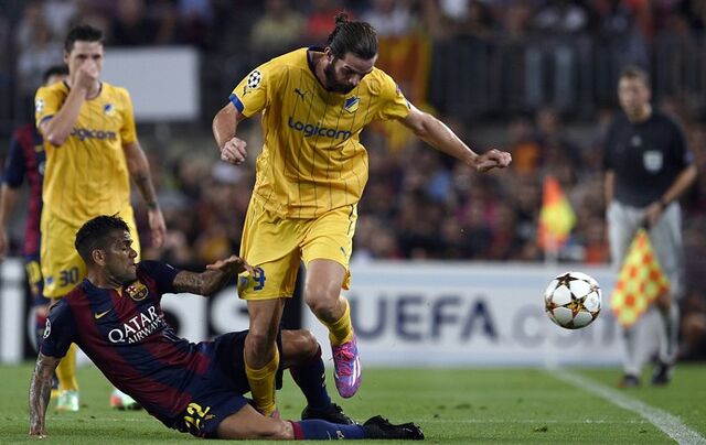 Arquivo:Barcelona-x-apoel daniel-alves-da-carrinho afp.jpg
