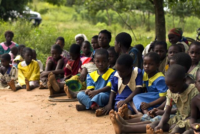 File:Schoolchildren in Malawi.jpg