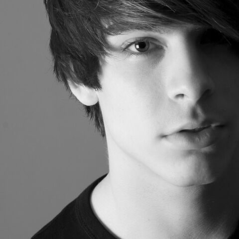 Fil:Bampw-black-and-white-boy-cute-guy-Favim.com-308640 large.jpg