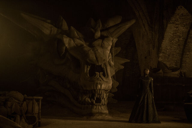 Datei:702 Balerion Schädel und Cersei.jpg