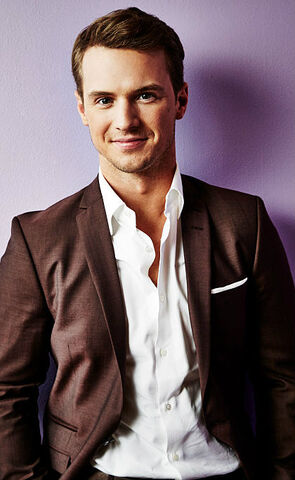 File:Freddie Stroma.jpg
