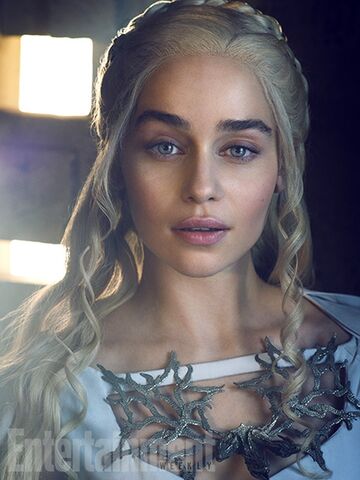 File:Emilia-clarke-outtake-127104.jpg