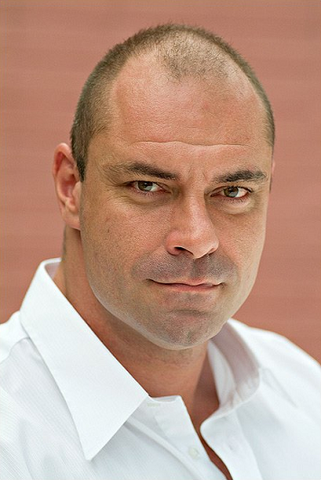 Datei:DarstellerConanStevens.png