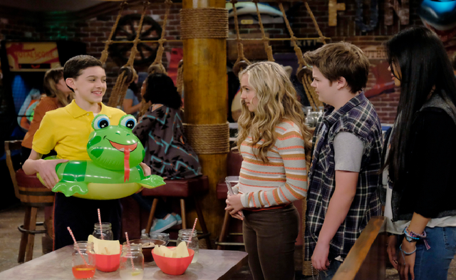 File:Season 1, Episode 6 - Franklin holding toy frog.png