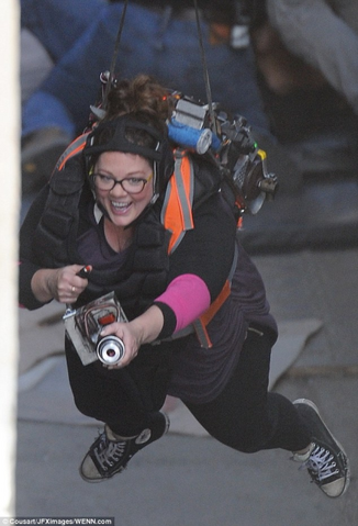 File:DailyMailMelissaMcCarthyIsSuspendedInMidair05032016Image1.png