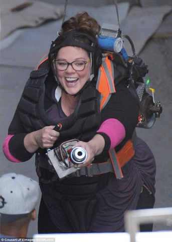 File:DailyMailMelissaMcCarthyIsSuspendedInMidair05032016Image3.png