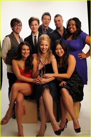 File:Glee-cast-mark-salling-dianna-agron-jenna-ushkowitz-2010-peoples-choice-awards-09.jpg