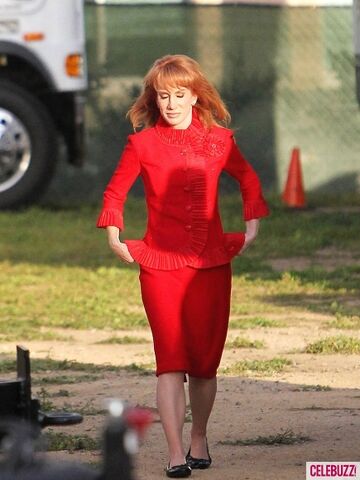 File:KATHY-GRIFFIN-GLEE-435x580.jpg