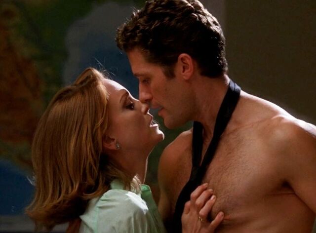 File:S02e04-rocky-horrow-show-touch-a-touch-me-emma-will.jpg
