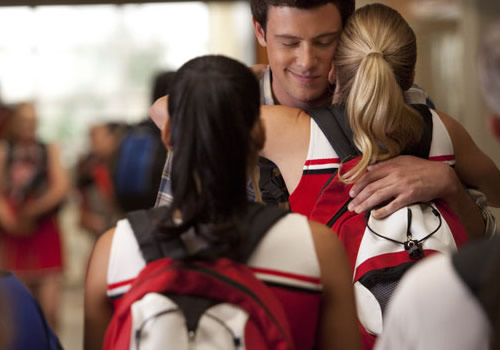 File:Glee-3-ep-4-finn-hug.jpg
