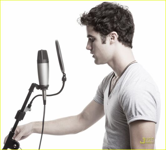 File:Darren-criss-microphone.jpg