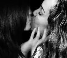 File:Kissing for love.jpg