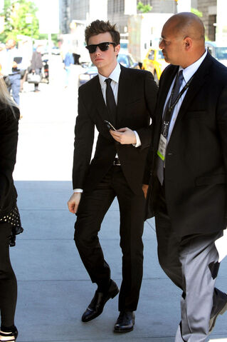 File:Chrislookinghotinablacksuit.jpg