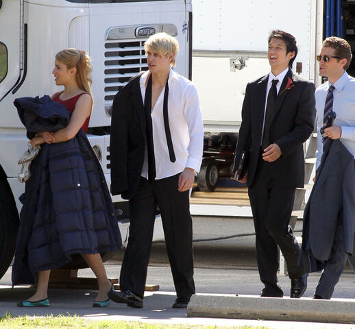 File:Glee-set.jpg