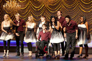 07 Brittney Sam Quinn Lauren Artie Santana Finn Mike und Mercedes in neue Welten.jpg