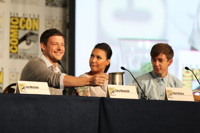 File:Glee panel-12.jpg