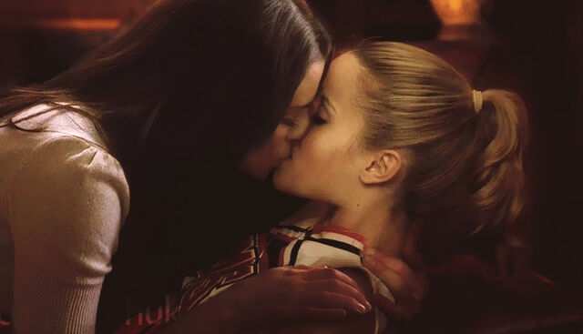 File:Faberry Kiss Irbcn.jpg