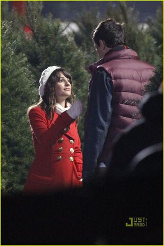 File:Lea-michele-cory-monteith-christmas-kiss-01.jpg