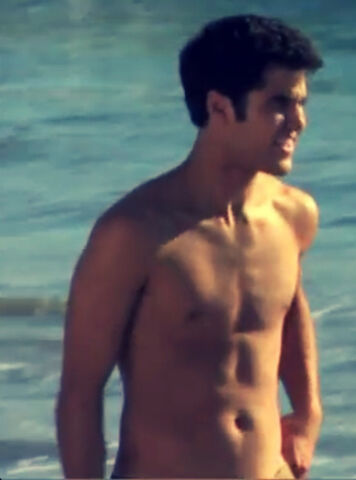 File:Lifesizepicofdarrentopless.jpg