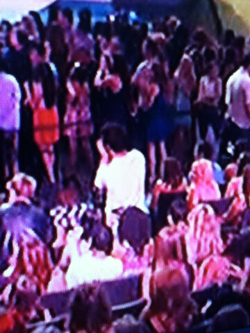 File:DarrengivingChrisastandingovation.jpg