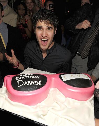 File:Darren-Criss-bday-cake-at-LAVO-LV-588.jpg