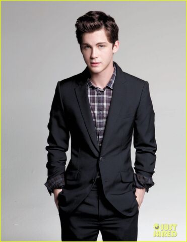 File:Logan-Lerman-is-DA-MAN-logan-lerman-25842804-945-1222.jpg