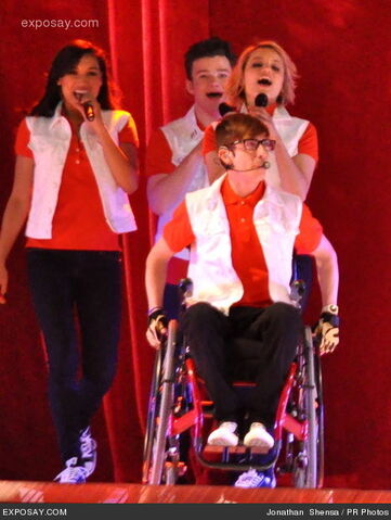 File:Naya-rivera-chris-colfer-dianna-agron-kevin-0vijuc.jpg