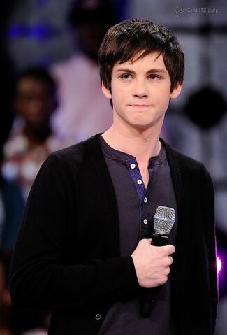 File:Logan-lerman-bet-photos-03032010-01-430x634.jpg