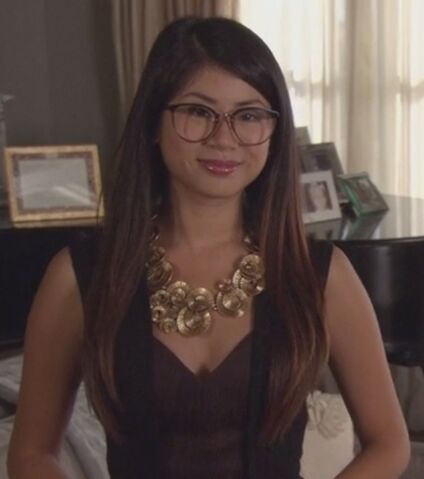 Fichier:Oscar-de-la-renta-gold-spiral-link-necklace-and-gossip-girl-gallery.jpg