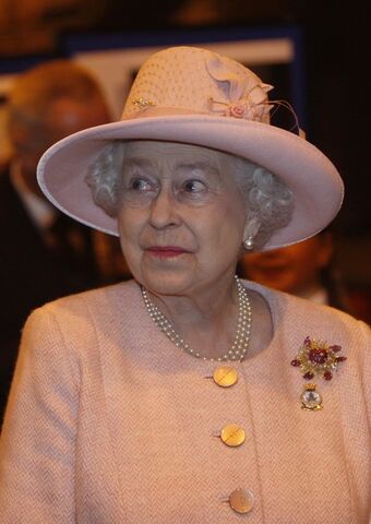 Fichier:Queen+Elizabeth+II+Queen+Visits+HMS+Ark+Royal+LrCzD-Vh9kRl.jpg