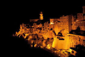 Pitigliano notturna.jpg