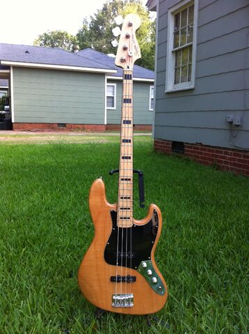 File:Squier Vintage Modified Jazz Bass.jpg