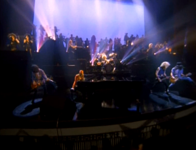 Archivo:GN'R tocando en el video de November Rain.png