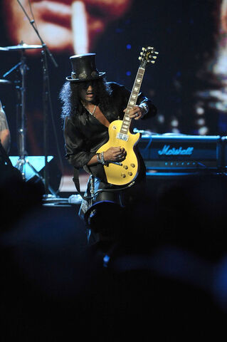 Archivo:Slash+27th+Annual+Rock+Roll+Hall+Fame+Induction+GOUV3unrHnxl.jpg