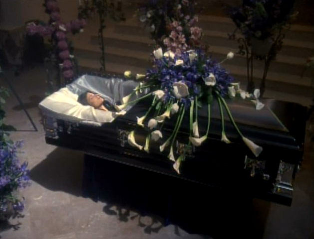 Archivo:Seymour en el video de November Rain.png