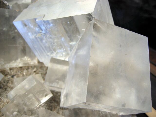 File:Rock+salt+crystals-7632.jpg