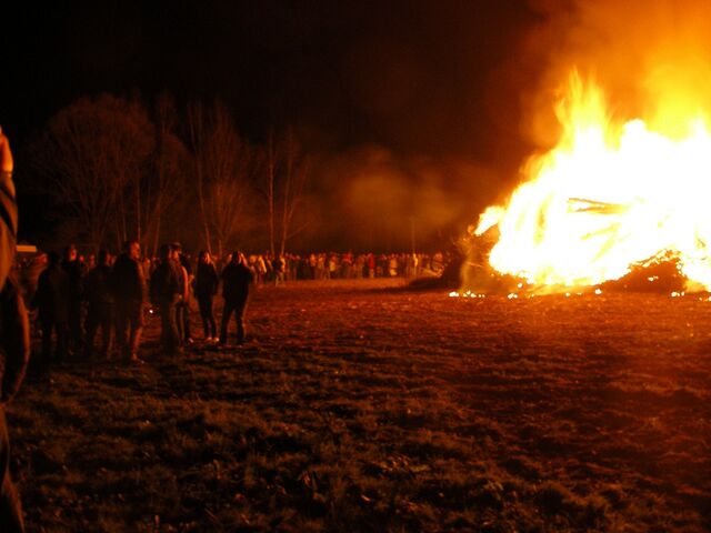 File:Osterfeuer-6091.jpg