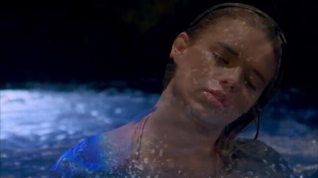 File:Bella at Mako.jpg