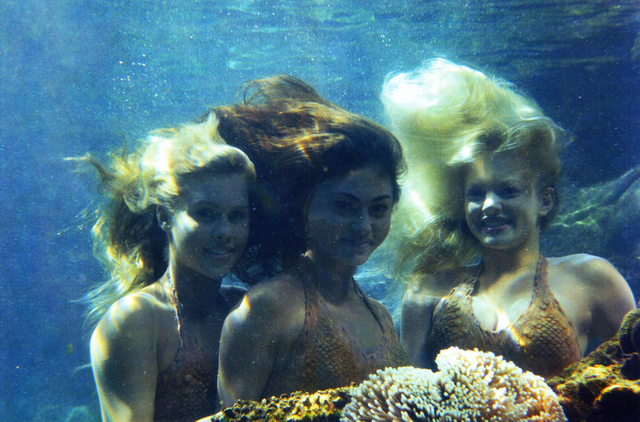 File:H2O Mermaids Underwater.png