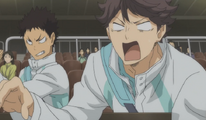 Iwaizumi golpea a Oikawa