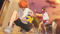 Hinata odbiera piłkę przed ushijimą.png